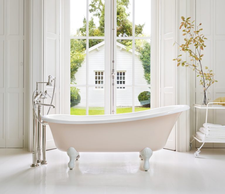 How to Decorate around a Garden Tub