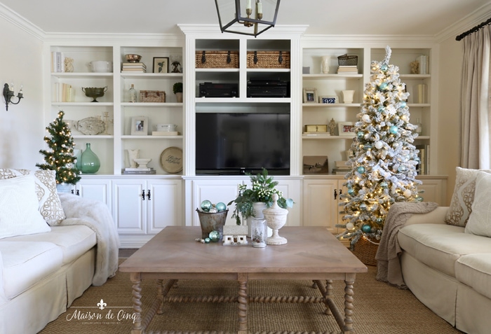 How to Decorate Bookshelves for Christmas
