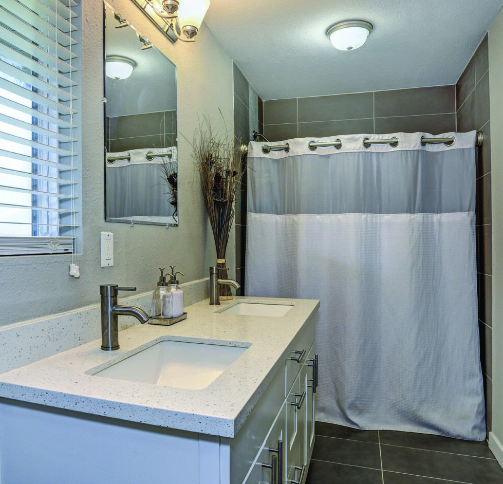 How to Decorate Shower Doors With Curtains